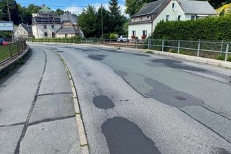 Ärgernis Hauptstraße: Dorf plant zunächst auf eigene Kosten - Die Hauptstraße in Gornsdorf ist in einem erbärmlichen Zustand. Wann sie grundhaft saniert wird, weiß niemand. 