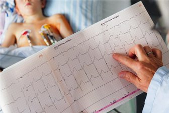Ärzte schlagen Alarm wegen Mangel an Medizinprodukten - Ein Kind wird auf der Intensivstation einer Kinderkardiologie behandelt: Aufgrund den Mangels etwa an Stents müssen kleine Patienten mit Herzfehlern immer häufiger operiert werden, sagen Mediziner. 