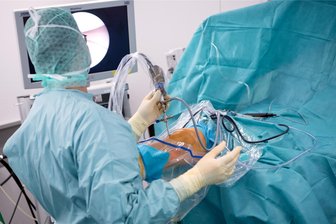 Ärzte und Pfleger in Kliniken verbringen ein Drittel ihrer Arbeitszeit mit Bürokratie - Operieren und Patienten helfen statt Papierkram zu erledigen, das wünschen sich viele Mediziner.