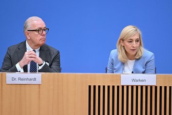 Ärzte warnen vor Verwerfungen in der Versorgung - Ärztepräsident Reinhardt begrüßt Ministerin Warken beim Ärztetag - mit Kritik? (Archivbild)