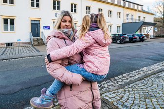 Ärztemangel im Erzgebirge greift um sich: Seit Januar sind viele Kinder in Aue ohne Ärztin - Auch Livia Schneider stand mit ihrer jüngsten Tochter (6) vor verschlossener Tür.