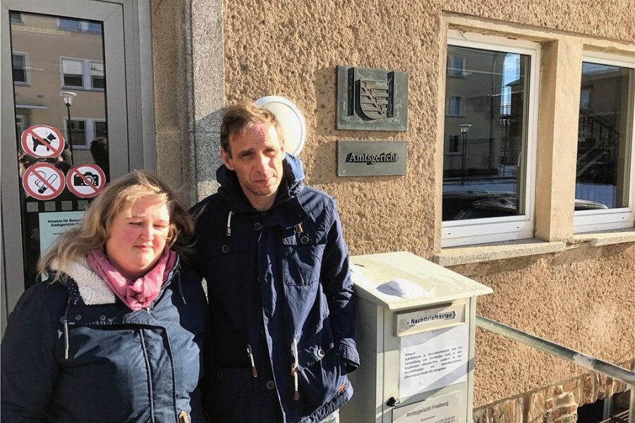 Ärzteprozess in Freiberg: Eltern setzen Anklage durch - Sandra und Manuel Trübenbach haben im Mai 2017 ihren damals siebenjährigen Sohn verloren. Jetzt verfolgen sie den Prozess gegen zwei Ärzte aus Mittelsachsen wegen fahrlässiger Tötung des Kindes. 