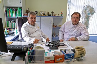 Ärztestreik und Medizinermangel im Landkreis Zwickau: Wo einer Praxis der Schuh drückt - Rainer Lohmann (links) hat 1990 seine erste Praxis im Ort eröffnet. Inzwischen ist er 65 Jahre alt. Wenn er in den Ruhestand ginge, müsste sein Sohn Christoph Lohmann den Patientenstamm der Praxis in Falken um etwa 300 Personen verringern.