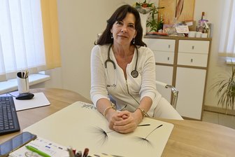 Ärztin im Vogtland hört auf: Zum Abschied fließen Tränen - Nach 35 Jahren schließt Christine Seidel ihre Praxis in Klingenthal.