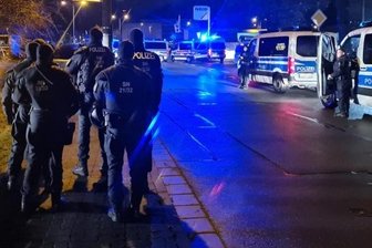 Ärztin kritisiert Coronademos - Ein Großaufgebot der Polizei hat am Sonntagabend einen größeren Aufzug durch Plauen verhindert. 