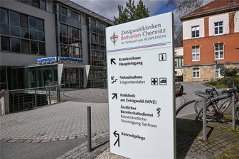 Ärztlicher Direktor nach Überfall notoperiert: Das war der Grund für den Angriff in Chemnitz - Der Chefarzt hatte am 1. Januar auch den Posten des Ärztlichen Direktors übernommen. Laut Klinik könne er nach der Not-OP vorübergehend nicht selbst operieren. Seine Führungsaufgaben werde Fröhner hingegen bald wieder wahrnehmen.