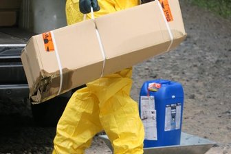 Ätzende Flüssigkeit läuft in Postauto aus -