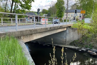 „Äußerst ärgerlich“: Geplanter Brückenabriss im Vogtland schlägt hohe Wellen - Die Kreisstraßenbrücke über die Weiße Elster zwischen der B 92 und Dreihöf soll abgerissen und durch einen Neubau ersetzt werden.
