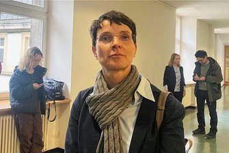 AfD-Buch: Frauke Petry hat Vergleich mit Melanie Amann widerrufen - Ex-AfD-Chefin Frauke Petry am 7. März kurz vor der mündlichen Verhandlung vor dem OLG zu Buch-Passagen.