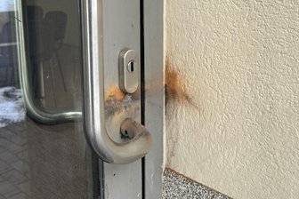 AfD-Büro in Chemnitz erneut beschädigt - Die Tür zum AfD-Büro wurde kürzlich mit Pyrotechnik beschädigt.