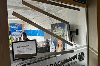 AfD-Büro in Freiberg mit Pflasterstein attackiert - In der Nacht zu Mittwoch ist eine Scheibe am AfD-Büro in Freiberg beschädigt worden bei einer Attacke mit einem Pflasterstein.