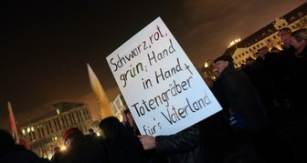 AfD - eine Partei mit zwei Gesichtern - An drastischen Formulierungen herrscht bei AfD-Veranstaltungen in Sachsen-Anhalt kein Mangel - wie hier bei einer Kundgebung im Dezember 2015 in Magdeburg.