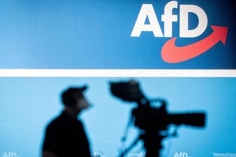 AfD hält an Europa-Kandidaten mit fraglichen Lebensläufen fest - Vier Tage lang wählte die AfD bei ihrem Treffen in Magdeburg ihre Kandidaten für die Europawahl im kommenden Jahr. Bei zwei von ihnen gibt es jetzt Vorwürfe, sie hätten ihre Lebensläufe geschönt.