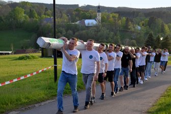 AfD-Hochburg Dorfchemnitz: Warum wählt ein Dorf im Erzgebirge so rechts? - In Dorfchemnitz packen alle gemeinsam an, wenn der Jugendclub "Club 21" und die Freiwillige Feuerwehr den Maibaum zum Festplatz tragen.