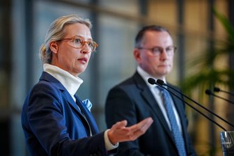 AfD ist gesichert rechtsextrem: Die Partei kann man verbieten, ihre Wähler aber bleiben - Alice Weidel, Bundes- und Fraktionsvorsitzende der AfD, und Tino Chrupalla, AfD-Bundesvorsitzender und Fraktionsvorsitzender der AfD, bei einer Pressekonferenz.