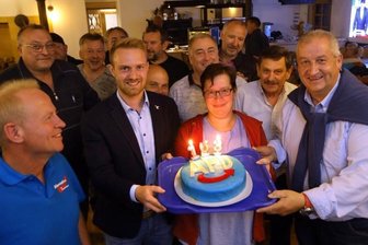 AfD-Kandidat holt das Direktmandat - AfD-Kandidat Mike Moncsek (r.) feierte mit Freunden und Anhängern in Hermsdorf bei Oberlungwitz. Der 57-Jährige gewann im Wahlkreis das Direktmandat - nachdem es 19 Jahre lang CDU-Mann Marco Wanderwitz geholt hatte. 