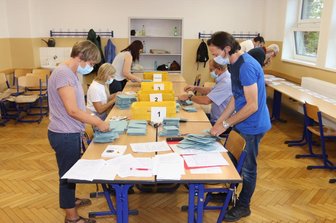 Stimmauszählung in der Zwickauer Pestalozzischule. Am Ende gab es die meisten Erststimmen für Matthias Moosdorf.