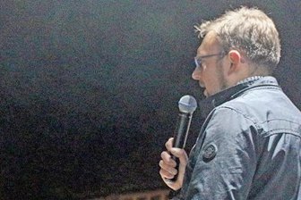 AfD-Kundgebung in Freiberg: Rücktritt der Regierungen lautstark gefordert - Der AfD-Landtagsabgeordnete Rolf Weigand während seiner Rede bei der Demonstration auf dem Freiberger Schloßplatz.