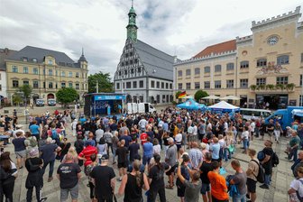 AfD-Kundgebung mit Maximilian Krah und Protest dagegen: Wie die Zwickauer Polizei die Lager auseinanderhält - Zum Wahlkampfauftakt der AfD in Zwickau kamen am Sonnabend etwa 300 Menschen auf den Hauptmarkt. Weitere verfolgten die Veranstaltung aus dem Abseits der Freisitze vor den Cafés.