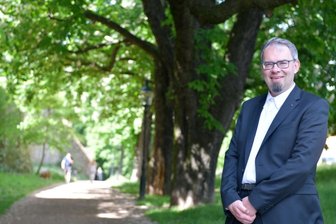 AfD-Mann Marko Winter setzt auf Protestwähler - Marko Winter (AfD), der zur Wahl des Oberbürgermeisters der Stadt Freiberg kandidiert, ist gern an der historischen Stadtmauer unterwegs. Er will die Digitalisierung im Rathaus forcieren.