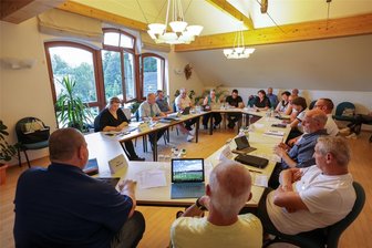 AfD-Mann probt den Aufstand im Gemeinderat St. Egidien - Der Gemeinderat von St. Egidien ist von 16 auf 13 Mandatsträger geschrumpft, weil die AfD mehrere Sitze nicht besetzen kann. Auf der ersten Gemeinderatssitzung hat sich gezeigt: Das Konfliktpotenzial ist nicht geringer geworden.