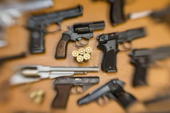 AfD-Mitglieder im Visier: Behörden prüfen Waffenscheininhaber auf Zuverlässigkeit - Mitglieder und Unterstützer der in Sachsen als gesichert rechtsextremistisch eingestuften AfD gelten nach dem Waffengesetz nun immer erst einmal als „unzuverlässig“ – mit Folgen für den Waffenschein.