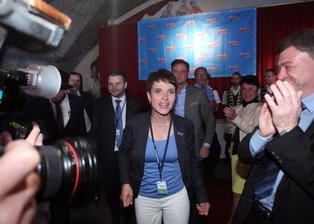 AfD-Parteitag: Attacke für Deutschland - Mit Frauke Petry an der Spitze zog Sachsens AfD im August 2014 als erster Landesverband in ein Parlament ein.