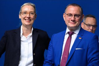 AfD-Parteitag: Auf einmal ist angeblich überall Liebe - Der AfD-Parteitag hat das Spitzenduo Alice Weidel und Tino Chrupalla auf dem Parteitag in Essen bestätigt. Beide waren demonstrativ auf Harmonie bedacht.