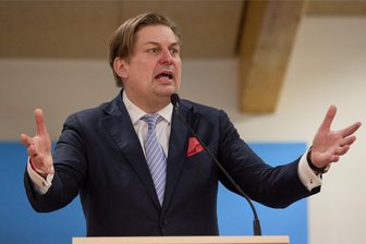 AfD-Politiker Krah: Mitarbeiter wegen Spionagevorwürfen festgenommen - AfD-Mann Maximilian Krah bezieht Kritikern zufolge im Europaparlament chinesische Positionen. Nun wurde sein Mitarbeiter wegen Spionage für die Volksrepublik verhaftet.