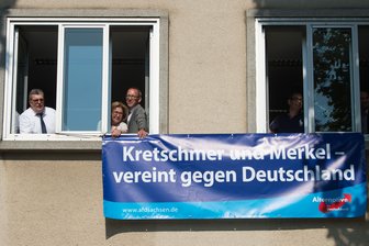 AfD-Protestaktion: Landtag prüft Disziplinarmaßnahmen - Die AfD-Landtagsabgeordneten Carsten Hütter (v.l.n.r.), Karin Wilke, Jürg Urban, Andre Barth und Sebastian Wippel halten ein Plakat mit der Aufschrift "Kretschmer und Merkel vereint gegen Deutschland".