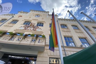 AfD setzt sich im Zwickauer Flaggenstreit durch – und hat doch nichts erreicht - Die Regenbogenfahne hing am Christopher-Street-Day vor dem Rathaus. Daran stört sich die AfD.