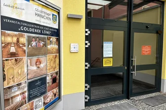 AfD-Spitzen in Hainichen: Warum darf die Partei in den städtischen Festsaal? - Am Eingang zum Festsaal „Goldener Löwe“ in Hainichen wird nur für Kulturveranstaltungen Werbung gemacht. Am Dienstag hat sich dort die AfD eingemietet.