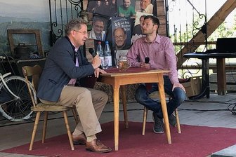 AfD-Sprech im Trachtenjanker: Hans-Georg Maaßens Wahlkampf in Südthüringen - Hätte man Hans-Georg Maaßen (links) vor drei Jahren erzählt, er werde im Wahlkampf im Trachtenjanker auf einer Bühne im Thüringer Wald sitzen, er hätte wohl ungläubig geschaut.