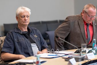 AfD-Stadtrat aus dem Erzgebirge wegen Volksverhetzung verurteilt - Mit Beginn der neuen Legislaturperiode sitzt Wolfgang Ochmann (links) neu für die AfD im Annaberg-Buchholzer Stadtrat. Der Kommunalpolitiker ist jetzt ein verurteilter Straftäter.
