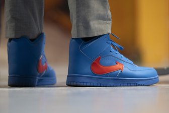 Ein Teilnehmer trägt auf dem AfD-Bundesparteitag Schuhe mit dem Logo der AfD. In Riesa will die AfD ihr Wahlprogramm beschließen.