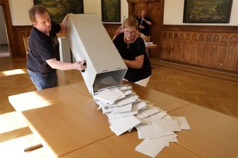 AfD triumphiert in Hohenstein-Ernstthal, kann aber vielerorts nicht alle Mandate besetzen - Leerung einer Wahlurne im Rathaus von Hohenstein-Ernstthal: Als erstes wurde die Europawahl ausgezählt, danach ging es mit der Wahl des Stadtrates weiter. Es folgten der Kreistag und schließlich die Ortschaftsräte.