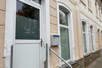 AfD verlässt Büro an der Grünhainer Straße in Schwarzenberg – Umzug in neue Räume läuft - Die Wappen an den Fenstern sind verschwunden. Die AfD hat ihr Büro an der Grünhainer Straße verlassen.