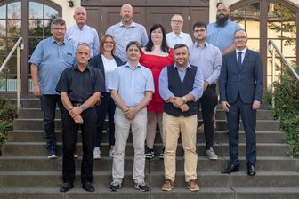 AfD verliert Sitz im Tauraer Gemeinderat: Warum rückt keiner nach? - Der Gemeinderat Taura – Samira Chantal Weber (Bildmitte, rotes Kleid) zieht weg und scheidet damit aus dem Gremium aus. Damit schrumpft die AfD-Fraktion, weil es keinen Nachrücker gibt. Robert Schramm (rechts neben Weber) ist künftig der einzige Vertreter der AfD.