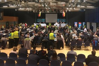 AfD wählt Stunde um Stunde, Tag um Tag - Die Zählkommission in den gelben Westen steht bereit. Gleich soll ein neuer Wahlgang beim AfD-Parteitag in Markneukirchen starten.