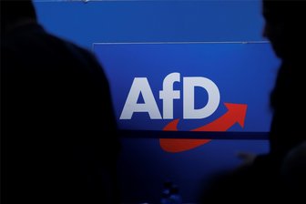 AfD-Wahlkampfhilfe - oder Schutz der Menschenwürde? Die wichtigsten Fragen und Antworten zum Bundestagsantrag zu AfD-Verbotsverfahren - Soll die AfD verboten werden? Das soll sich nach dem Willen einer Gruppe von Bundestagsabgeordneten das Bundesverfassungsgericht prüfen. Der entsprechende Antrag soll demnächst im Parlament gestellt werden.