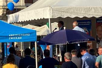 AfD-Wahlkampfkundgebung mit Gegendemo: Krah und Urban in Limbach-Oberfrohna - Jörg Urban und Maximilian Krah traten am Freitagabend in Limbach-Oberfrohna auf. Foto: Grunwald