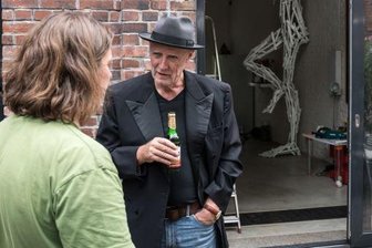 AfD Zwickau: Was hat Baulöwe Kurt Fliegerbauer mit dem Streit in der Partei zu tun? - Der Zwickauer Baulöwe Kurt Fliegerbauer, hier im Oktober in Reichenbach, wo er ein Kunstwerk kaufte.