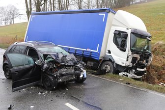Affalter: Autofahrerin bei Kollision mit Lkw schwer verletzt - zwei Katzen tot - Ein Laster stieß auf der S283 mit einem Pkw zusammen.
