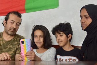 Afghanen und die Angst um die Familie - Assadullah (links) und Media Khaleqian (rechts) mit zwei ihrer insgesamt fünf Kinder, Ruhalla (Mitte rechts) und Fatima. Sie schauen sich täglich im Internet Nachrichten und Videos über den Zustand ihres Heimatlandes an, seitdem die Taliban dort die Macht ergriffen haben.
