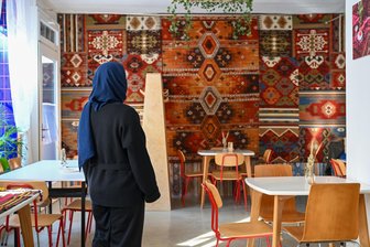Afghanin eröffnet Restaurant in Chemnitz: „Ich habe bei null angefangen“ - Sadaf Janbaz in ihrem Lokal „Gandoom“. Ihr Gesicht möchte sie nicht in den Medien zeigen.