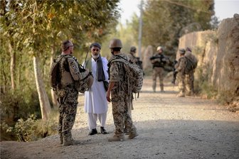 Afghanische Helfer fürchten um ihr Leben - Soldaten werfen Bundesregierung Versagen vor - Ein Bundeswehrsoldat (links) und ein afghanischer Dolmetscher (rechts) sprechen nahe Kundus mit einem Einheimischen. Nach dem Abzug der Bundeswehr sind viele einstige Helfer in Lebensgefahr.