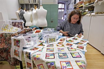 Afghanische Stickereien und Wettbewerb: Was Besucher des Hohenstein-Ernstthaler Textil- und Rennsportmuseums erwartet - Marina Palm, die Chefin des Textil- und Rennsportmuseums, ist voll in ihrem Element. Sie schneidet Patches zu, welche von afghanischen Näherinnen kommen. Diese sollen in einem Wettbewerb in ein eigenes Werk eingearbeitet werden.