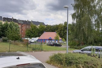 Afghanischer Junge auf dem Chemnitzer Sonnenberg angeschossen - Hier fand der Angriff statt: nahe einem Spiel- bzw. Zirkuszelt in einem Innenhof zwischen Jakobstraße und Tschaikowskistraße.