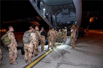 Afghanistan: Der Westen geht - die Taliban kommen - Bilder des Abzugs: Bundeswehrsoldaten steigen in ein Transportflugzeug A400M der Luftwaffe, das sie zurück nach Deustchland bringen soll. 570 Soldaten befinden sich derzeit noch in Afghanistan.