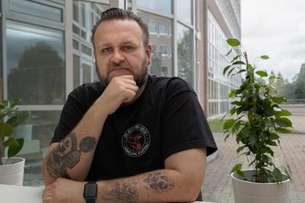 Afghanistan-Veteran: Unser Einsatz war nicht umsonst - Norman Pörschke war von 1999 bis 2007 Berufssoldat. An dieses Leben erinnert den heutigen Kantinenbetreiber ein Tattoo.